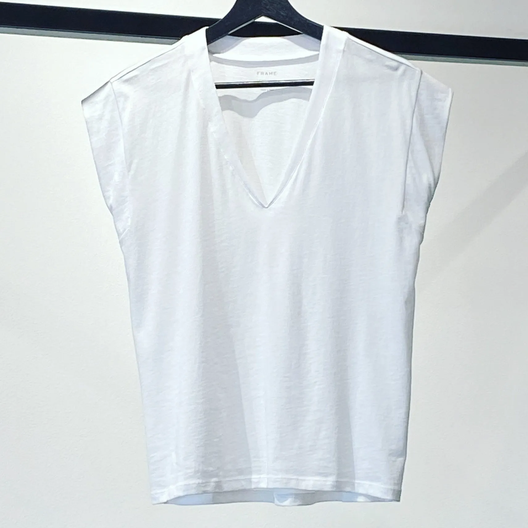 Frame Le Mid Rise V-Neck Tee