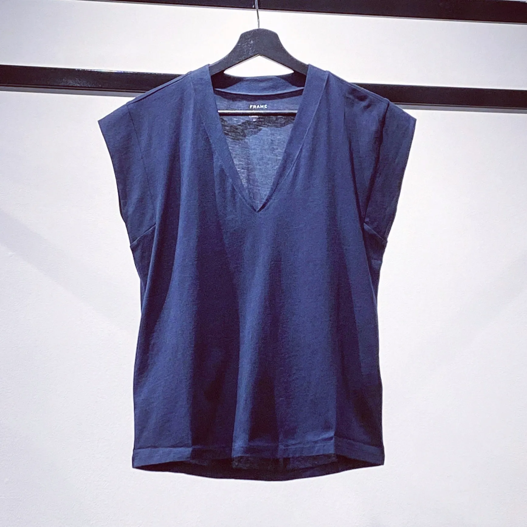 Frame Le Mid Rise V-Neck Tee